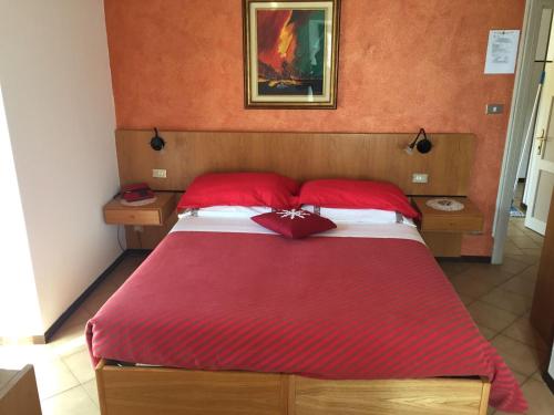 Hotel Carrara - Tap to explore photos
