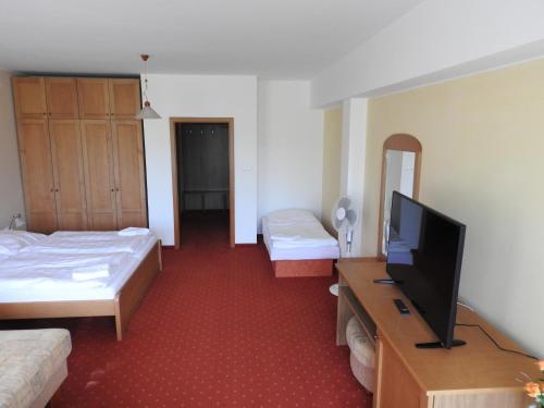 1 double bed, 1 twin bed