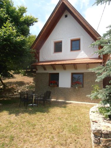  Hegyestű Apartman in Monoszló