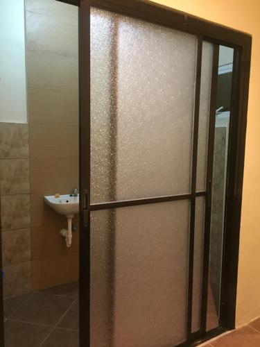 Ванна кімната, Brown Epitome Lodge in Балер