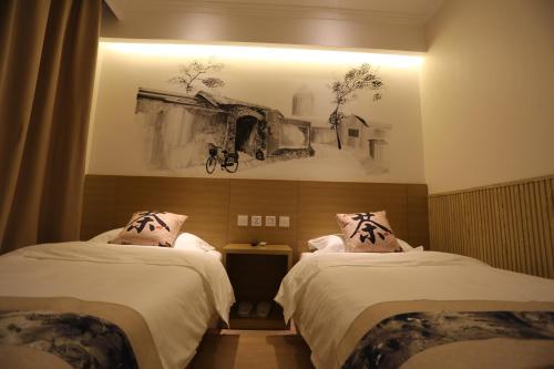 Happy Dragon Alley Hotel-In the city center with big window&free coffe, Fluent English speaking,Tourist attractions ticket service&food recommendation,Near Tian Anmen Forbiddencity,Near Lama temple,Easy to walk to NanluoAlley&Shichahai