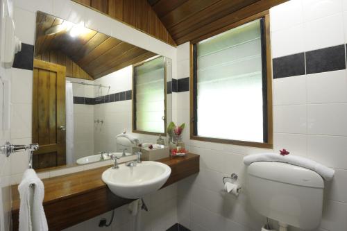 Salle de bain, Kokopo Beach Bungalow Resort in Kokopo