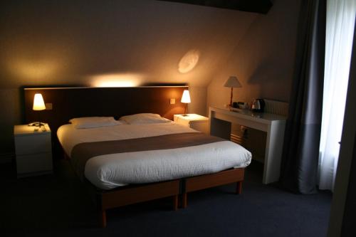 Le Troncais Set in a prime location of Saint-Bonnet-Troncais, Le Tronçais puts everything the city has to offer just outside your doorstep. Both business travelers and tourists can enjoy the hotels facilities a