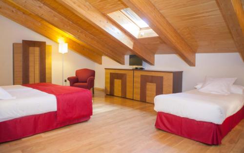 3 twin beds