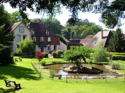 Le Troncais Set in a prime location of Saint-Bonnet-Troncais, Le Tronçais puts everything the city has to offer just outside your doorstep. Both business travelers and tourists can enjoy the hotels facilities a