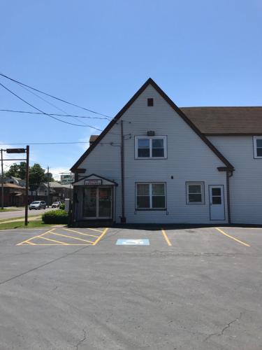 Budget Inn - image 6