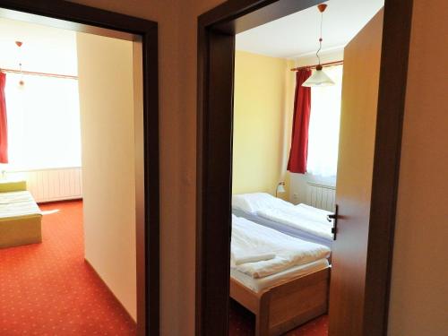 1 double bed, 3 twin beds
