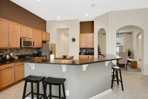 Luxury Pool Homes @ Solterra - Game Rooms Lazy River & More - Close to Disney - image 2