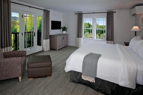 Deluxe King Room with Vineyard View - Disability Access