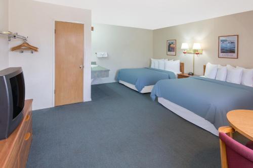 Deluxe Queen Room with Two Queen Beds - Non-Smoking