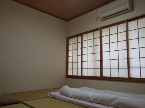 Uokagi Ryokan Located in Kanayama, Uokagi Ryokan is a perfect starting point from which to explore Nagoya. The property offers a high standard of service and amenities to suit the individual needs of all travelers.