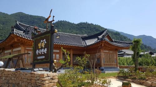 MyeongGa Hanok Pension MyeongGa Hanok Pension is perfectly located for both business and leisure guests in Suncheon-si. The property features a wide range of facilities to make your stay a pleasant experience. Service-minde
