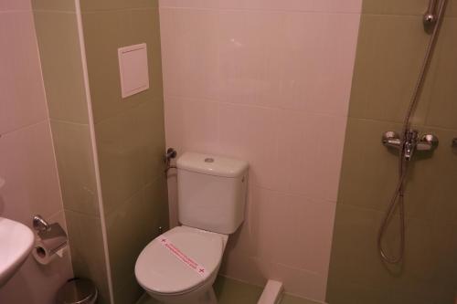 Twin Room with Extra Bed image 10