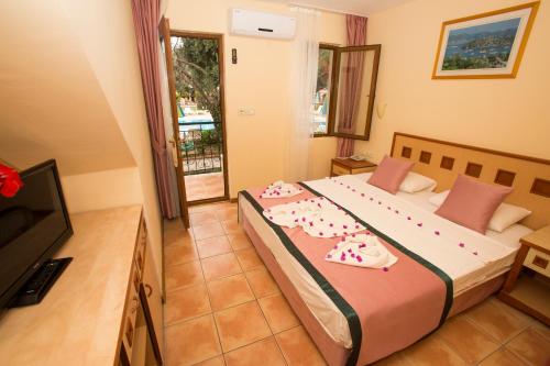 Katre Hotel Oludeniz Katre Hotel Oludeniz is conveniently located in the popular Oludeniz area. The hotel offers guests a range of services and amenities designed to provide comfort and convenience. Facilities like 24-hou