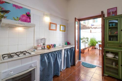 In the heart of Kalsa, a green and quiet terrace, Free Parking, Palermo (Foto 10)