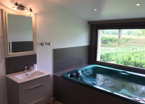 Hotel La Vinaigrerie LOGIS in Joinville
