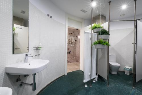 Zuhanyzó, GLOBETROTTER HOSTEL, by Albany in Leon Városközpont