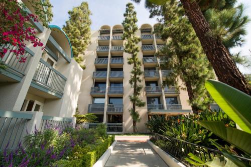 Howard Johnson by Wyndham Anaheim Hotel & Water Playground - image 6
