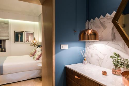 Nyx Chic Manor - image 3