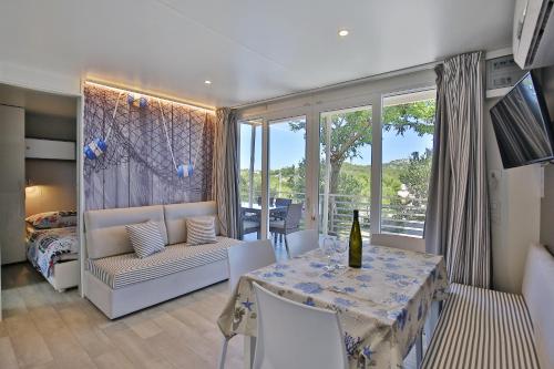 2 bedrooms, 4 beds