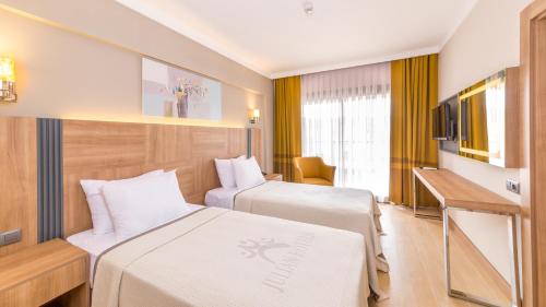 Julian Marmaris - image 7