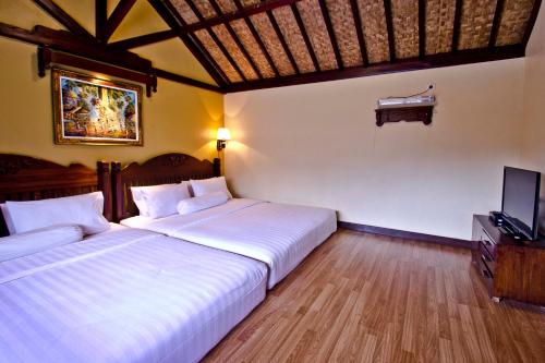 2 bedrooms, 4 beds