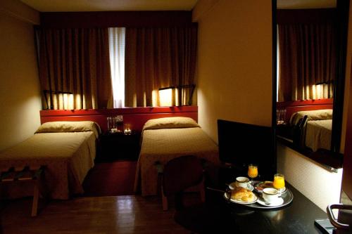 Twin Room image 6