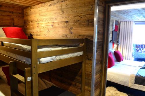 2 twin beds, 2 bunk beds