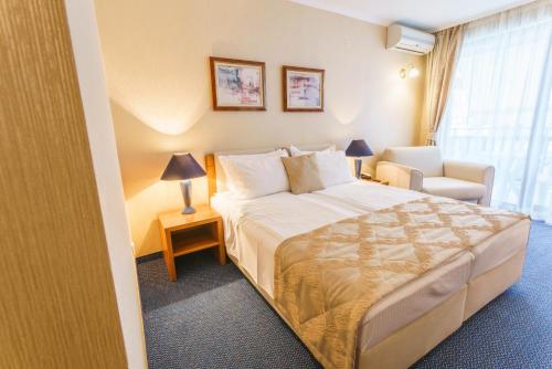 Double Room with Partial Sea View image 2