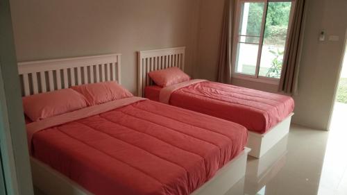 1 double bed, 1 twin bed