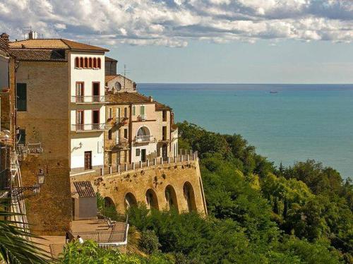 Tuvākā izklaides vieta, La Casa Di Stefania in Pollutri