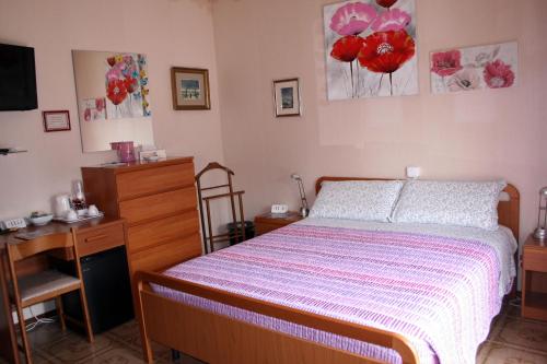1 king bed, 1 twin bed