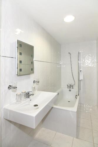 Fürdőszoba, Russell Court Hotel in Bournemouth