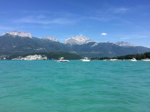 la baie des voiles ,vue lac d'Annecy ,plage privée