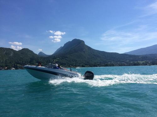 la baie des voiles ,vue lac d'Annecy ,plage privée