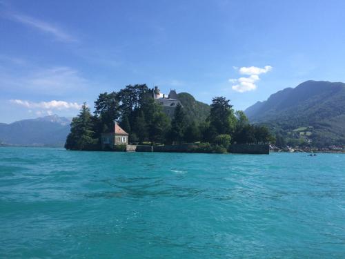 la baie des voiles ,vue lac d'Annecy ,plage privée