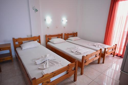 1 double bed, 3 twin beds