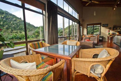 共用Lounge/電視區, Piha Beachstay Accommodation in 皮哈