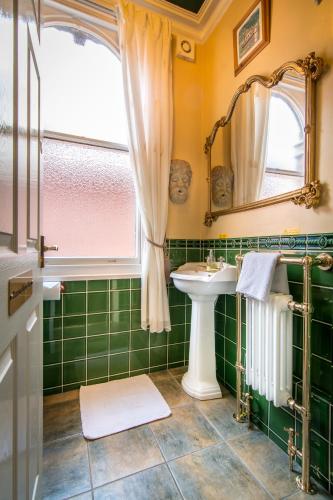 Creston Villa Guest House - main image