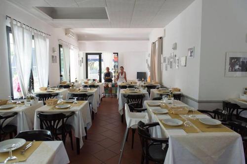 Hotel Annarita-mezza pensione plus- spiaggia inclusa – Rimini, IN