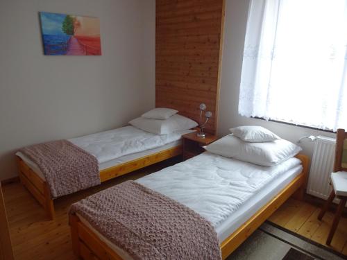 3 twin beds