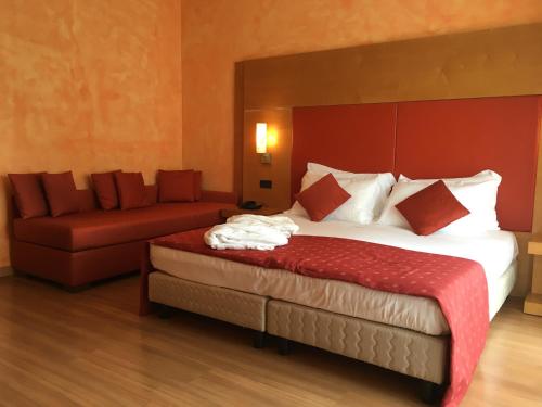 2 twin beds, 1 sofa bed