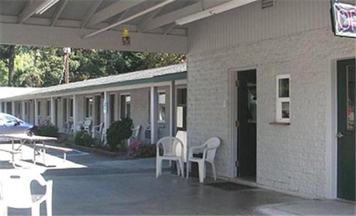 Forest Lodge Motel - 출입구