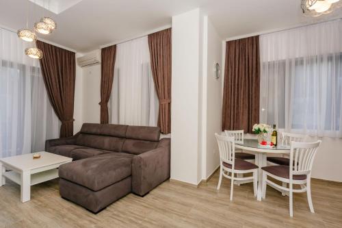 Opium Mar Apartments - image 2