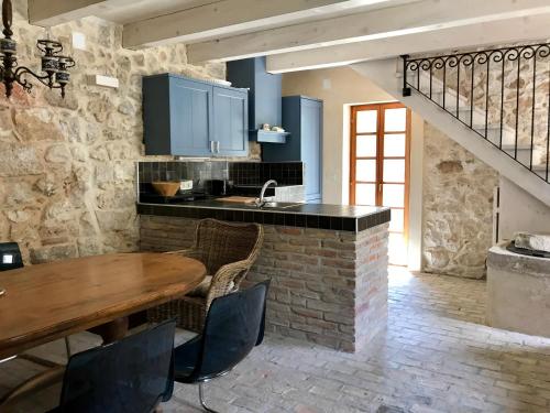 2 bedrooms, 3 beds