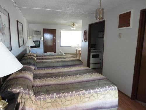 1 queen bed, 1 double bed