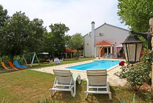 4 bedrooms, 10 beds