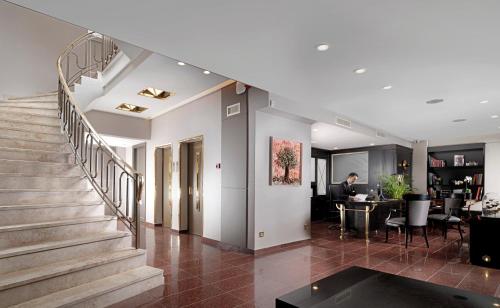 Holiday Suites - image 11