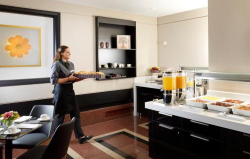 Holiday Suites - image 8