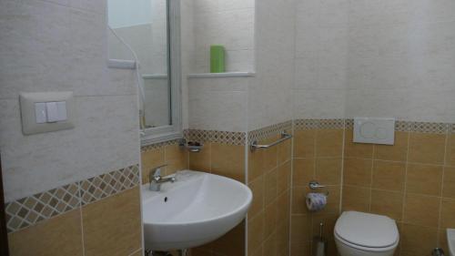 Comfort Triple Room image 5